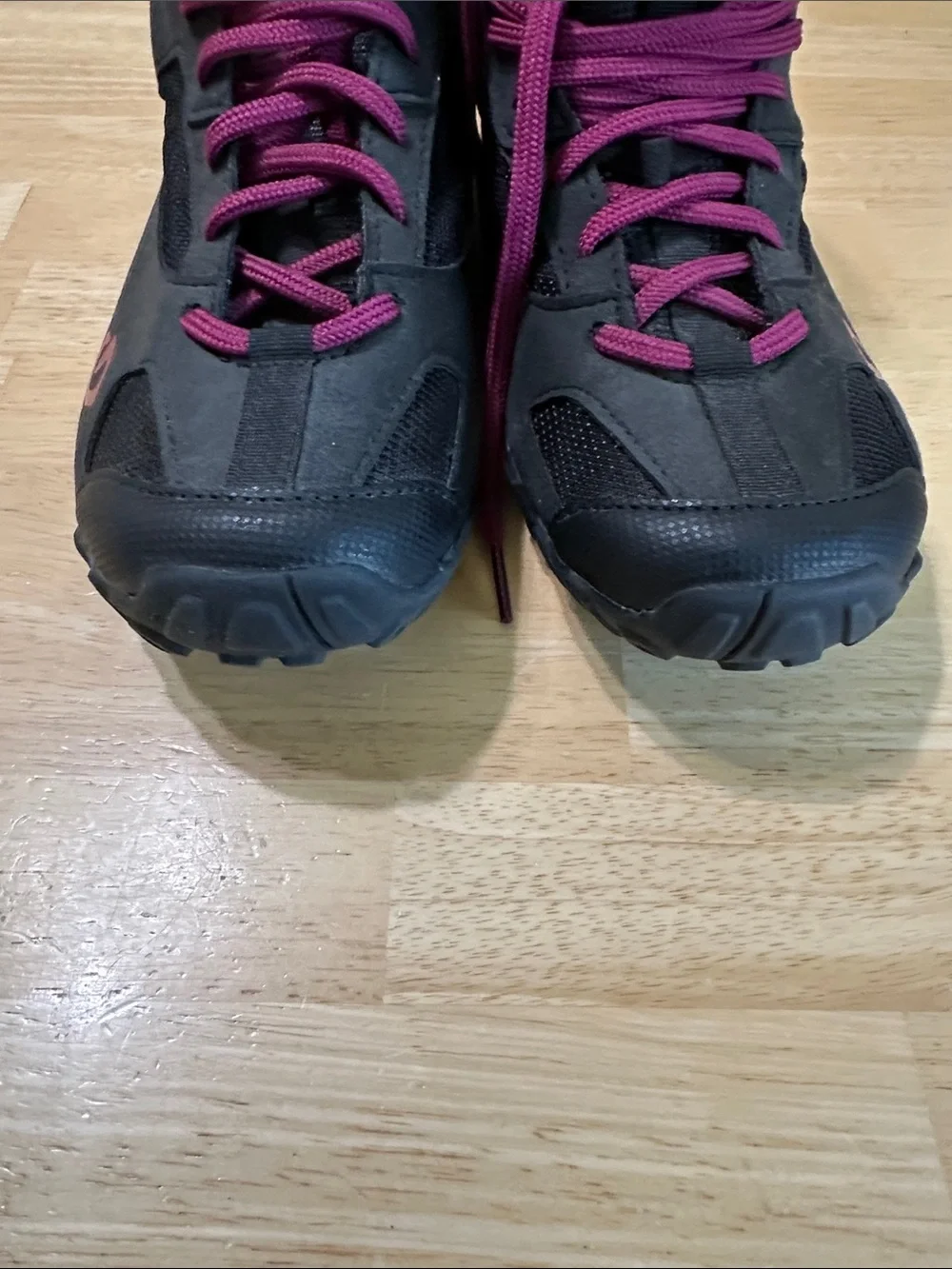 Giro Junction Women's Black Sneakers with Magenta Laces, size 8.5